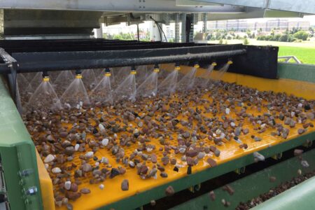 Screening machine to produce gravel - stones in different colors in the machine