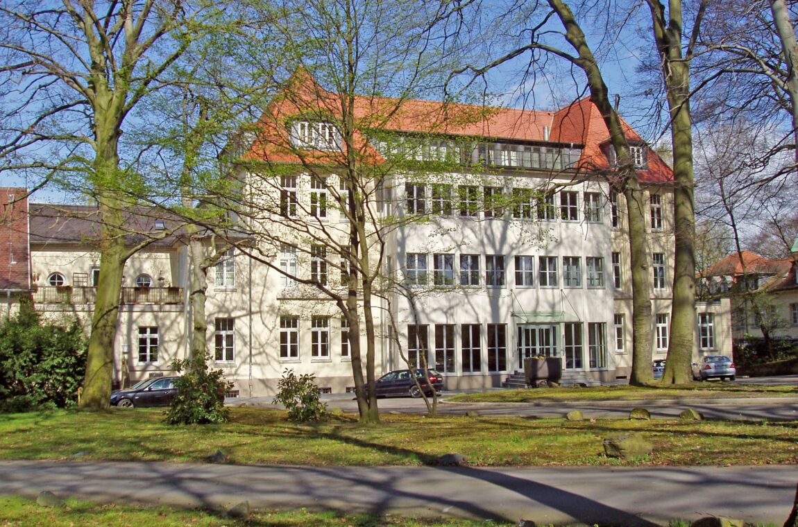 SIEBTECHNIK GMBH in Mülheim an der Ruhr - Head office in Raffelbergpark - Listed building surrounded by greenery