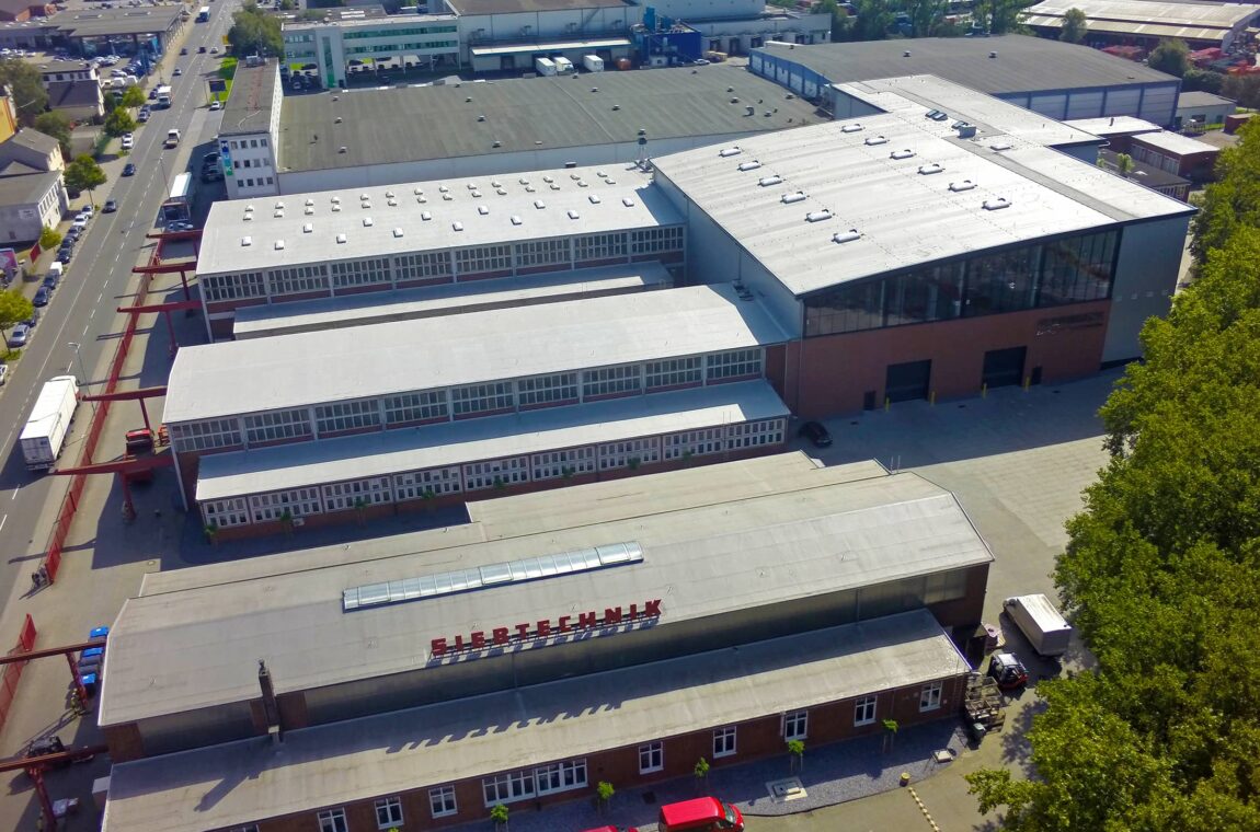 SIEBTECHNIK GMBH in Mülheim an der Ruhr - Factory premises in Mülheim harbor - Aerial view of a section with production halls